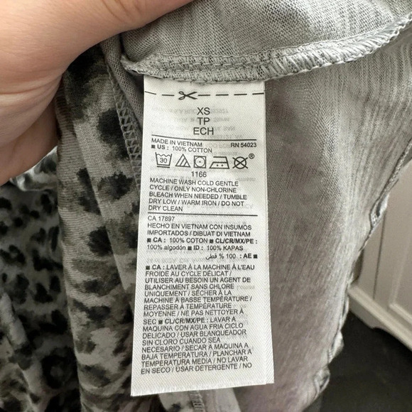 Old Navy Leopard print short sleeve dress - Picture 2 of 5